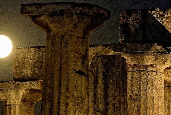 Αυγουστιάτικη Πανσέληνος 2025: Δωρεάν είσοδος και πολιτιστικές εκδηλώσεις σε αρχαιολογικούς χώρους