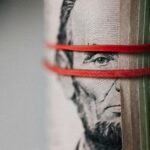 Μιχάλης Ρένεσης / Το μετέωρο βήμα του δολαρίου