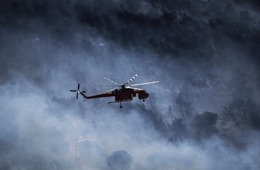 Εκτός ελέγχου η φωτιά σε Πικέρμι και Σπάτα: Καίγονται σπίτια, εκκενώσεις και διακοπές κυκλοφορίας
