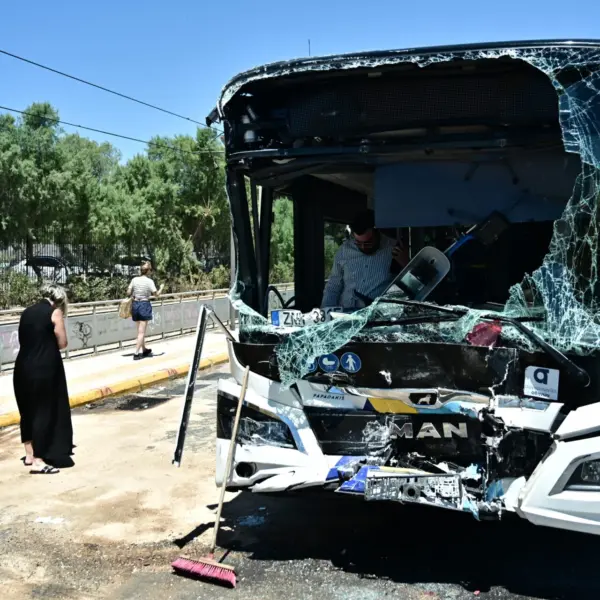 Σοβαρό τροχαίο στη Βούλα: Σύγκρουση δύο λεωφορείων με τουλάχιστον 47 τραυματίες