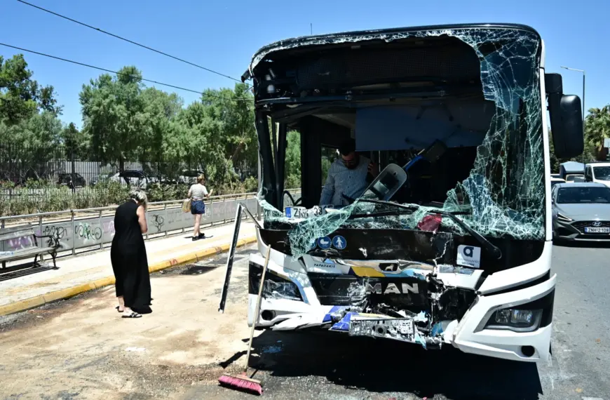 Σοβαρό τροχαίο στη Βούλα: Σύγκρουση δύο λεωφορείων με τουλάχιστον 47 τραυματίες
