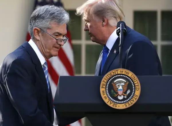 Ομοσπονδιακή Τράπεζα των ΗΠΑ: Αμετάβλητα τα επιτόκια παρά τις πιέσεις Τραμπ