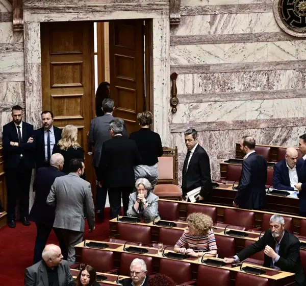 Σε πολιτική απομόνωση η ΝΔ για την παραπομπή Καραμανλή – Αποχωρεί σύσσωμη η αντιπολίτευση