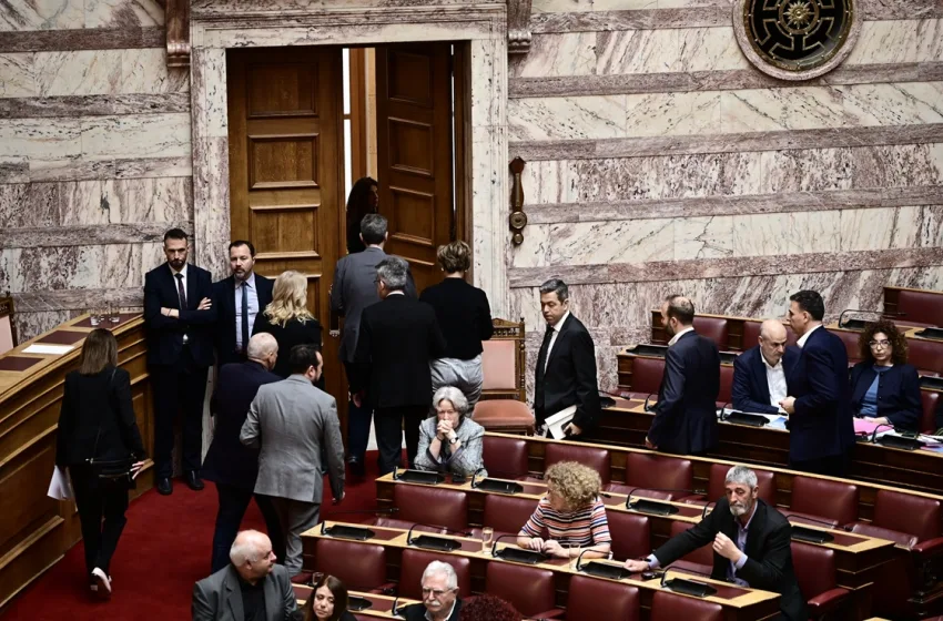 Σε πολιτική απομόνωση η ΝΔ για την παραπομπή Καραμανλή – Αποχωρεί σύσσωμη η αντιπολίτευση