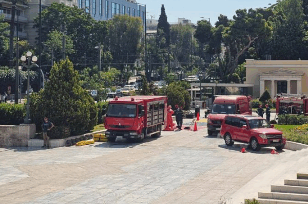 Συναγερμός στη Βουλή για ύποπτο φάκελο με λευκή σκόνη – Παραλήπτης ο Κυριάκος Μητσοτάκης