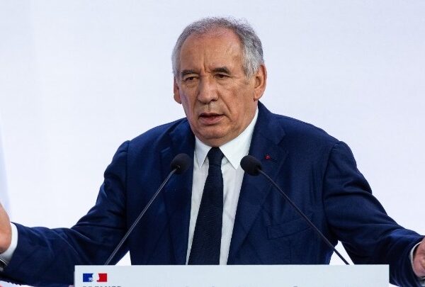 Μπαϊρού: «13 ημέρες για να αποφασίσετε ανάμεσα στο χάος και την υπευθυνότητα»