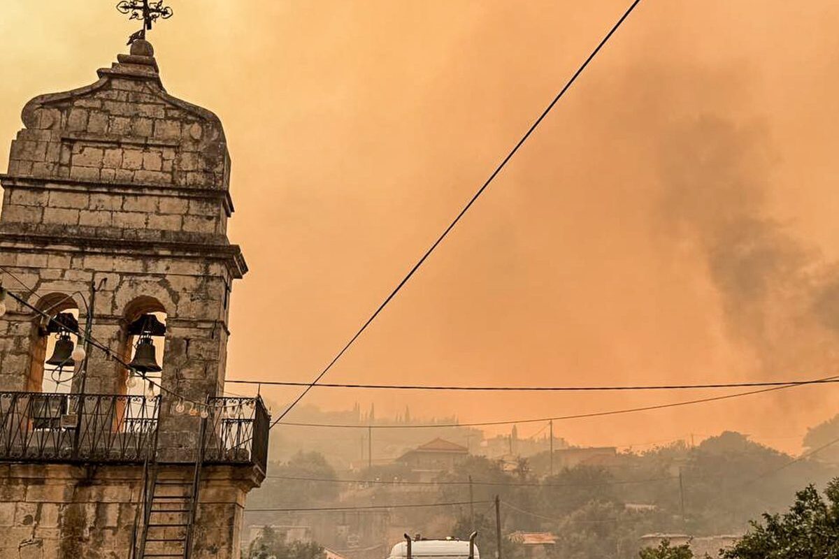 Μάχη με τη φωτιά στη Ζάκυνθο – Εκκενώσεις, καταστροφές και τρία ενεργά μέτωπα