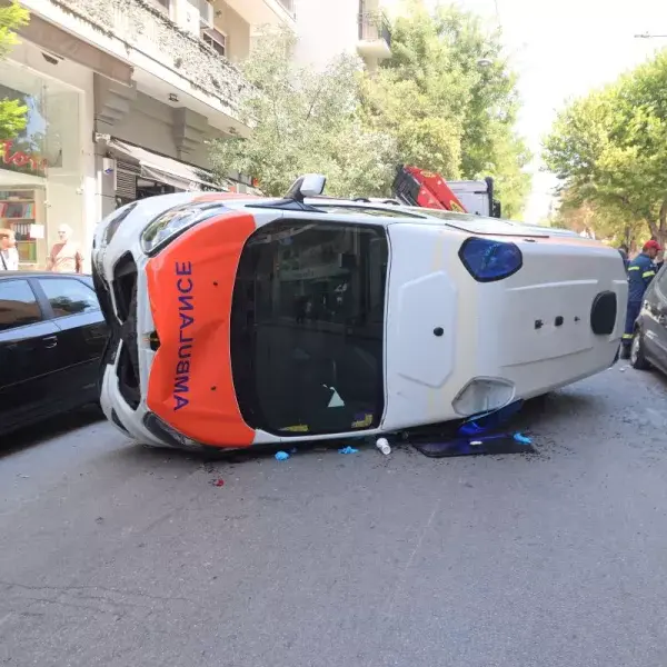 Γουδί: Νεκρός ο ασθενής από την ανατροπή ασθενοφόρου
