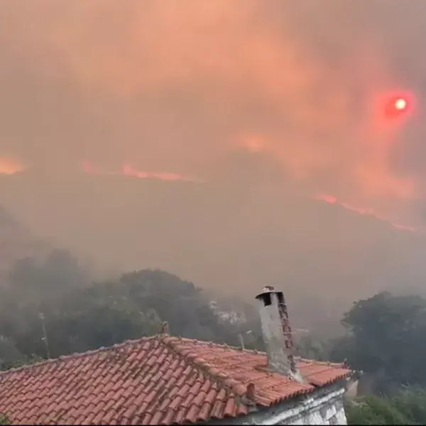 Μεγάλη φωτιά στη Βόρεια Ήπειρο – Κίνδυνος εξάπλωσης στην Ελλάδα