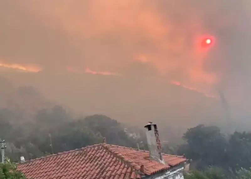 Μεγάλη φωτιά στη Βόρεια Ήπειρο – Κίνδυνος εξάπλωσης στην Ελλάδα