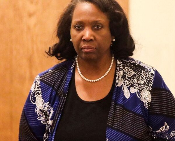 Τραμπ αποπέμπει τη διοικήτρια της Fed Λίζα Κουκ