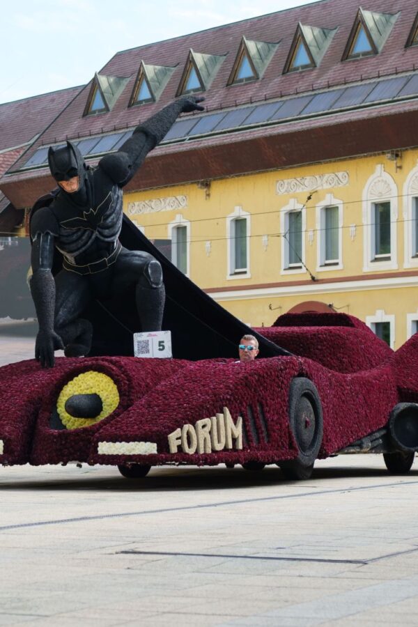 Η γιορτή των λουλουδιών και της ενότητας στην πόλη Ντέμπρετσεν της Ουγγαρίας