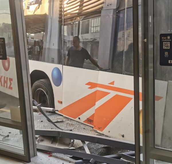 Πανικός στα ΚΤΕΛ Χαλκιδικής στη Θεσσαλονίκη: Λεωφορείο κύλησε και έπεσε πάνω στο κτίριο