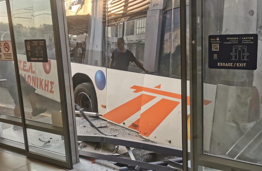 Πανικός στα ΚΤΕΛ Χαλκιδικής στη Θεσσαλονίκη: Λεωφορείο κύλησε και έπεσε πάνω στο κτίριο