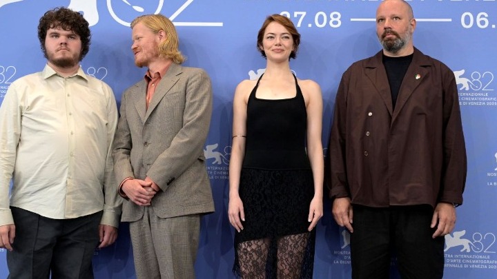 Βενετία: Ο Γιώργος Λάνθιμος με παλαιστινιακή καρφίτσα στο 81ο Φεστιβάλ