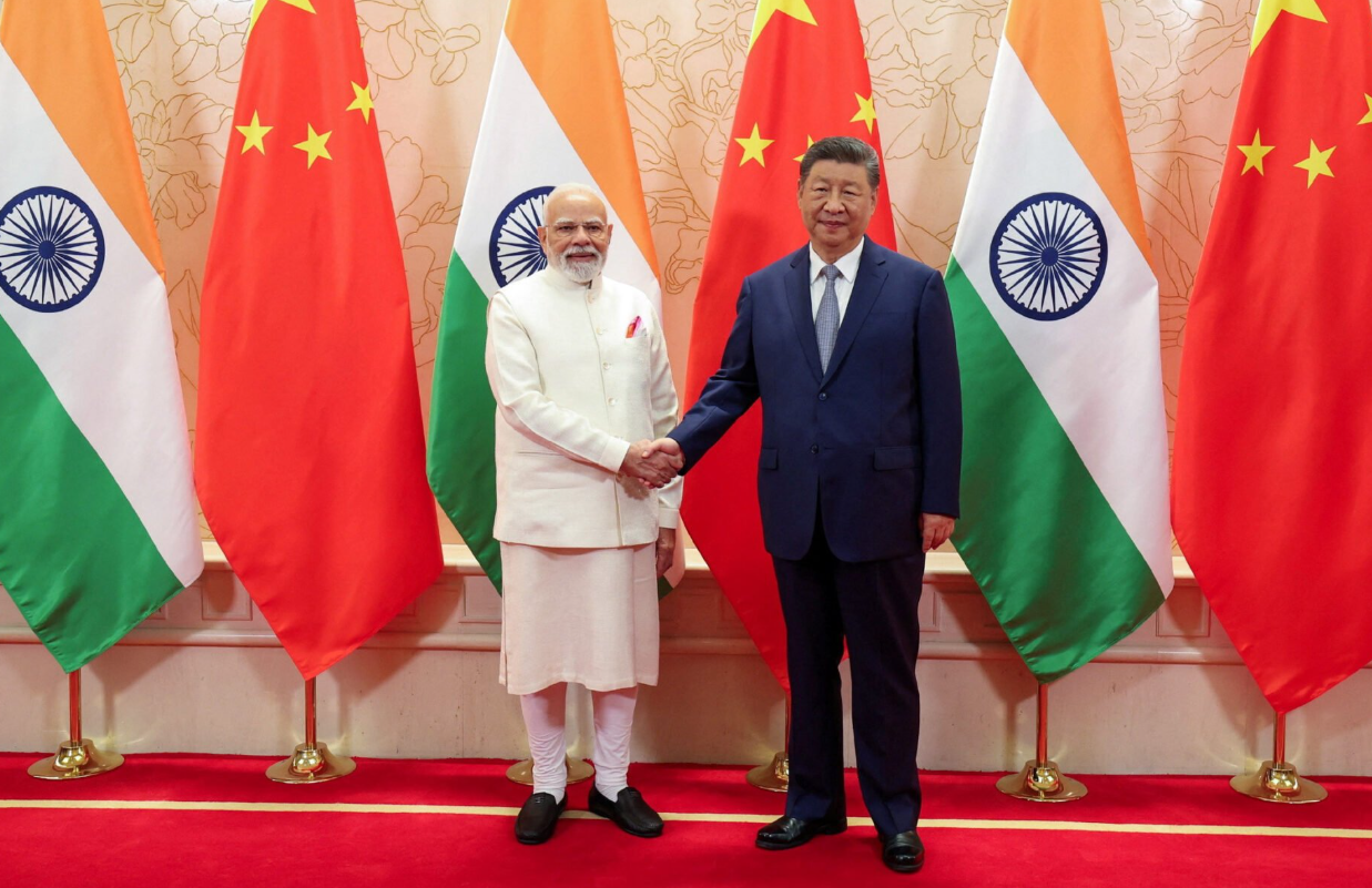 Ινδία και Κίνα σε νέα φάση προσέγγισης: Στρατηγική ισορροπία απέναντι στις δυτικές πιέσεις