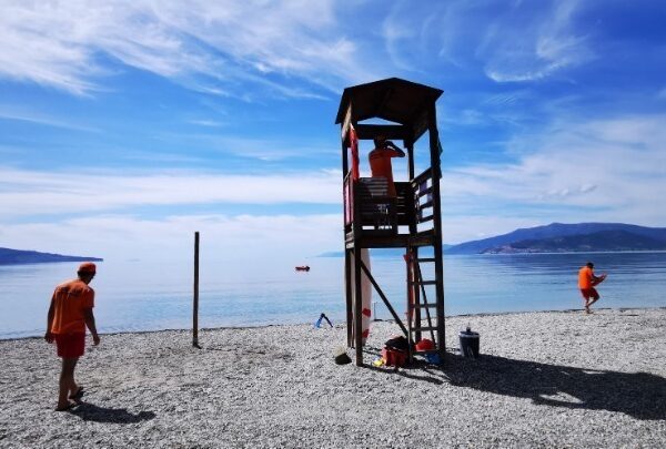 Σωτήρια επέμβαση δύο νεαρών ναυαγοσωστριών στην Αλεξανδρούπολη για δίχρονο κοριτσάκι