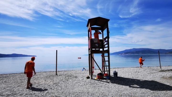 Σωτήρια επέμβαση δύο νεαρών ναυαγοσωστριών στην Αλεξανδρούπολη για δίχρονο κοριτσάκι