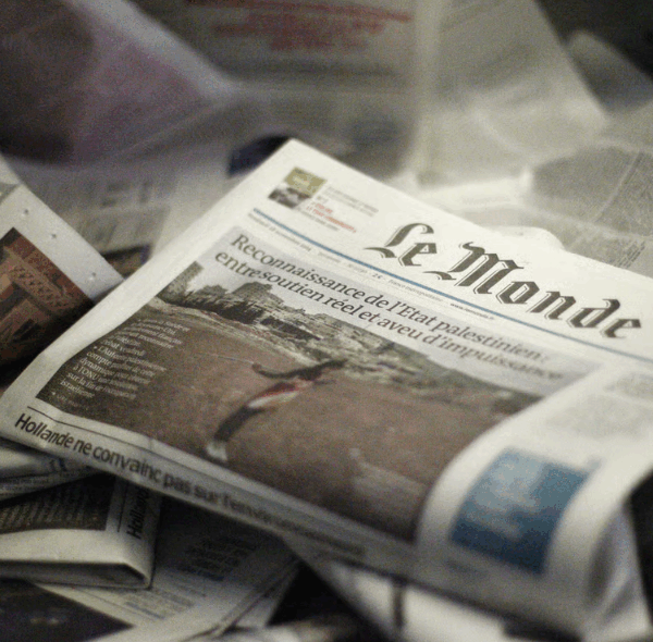 Ο Μακρόν τιμά τον τελευταίο εφημεριδοπώλη του Παρισιού: Η ιστορία του Αλί Ακμπάρ, ενός ζωντανού θεσμού στο Καρτιέ Λατέν