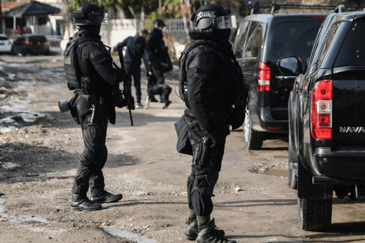 Αστυνομικός ΟΠΚΕ συνελήφθη γιατί έριξε γροθιά σε 13χρονο που έπαιζε έξω από το&hellip;