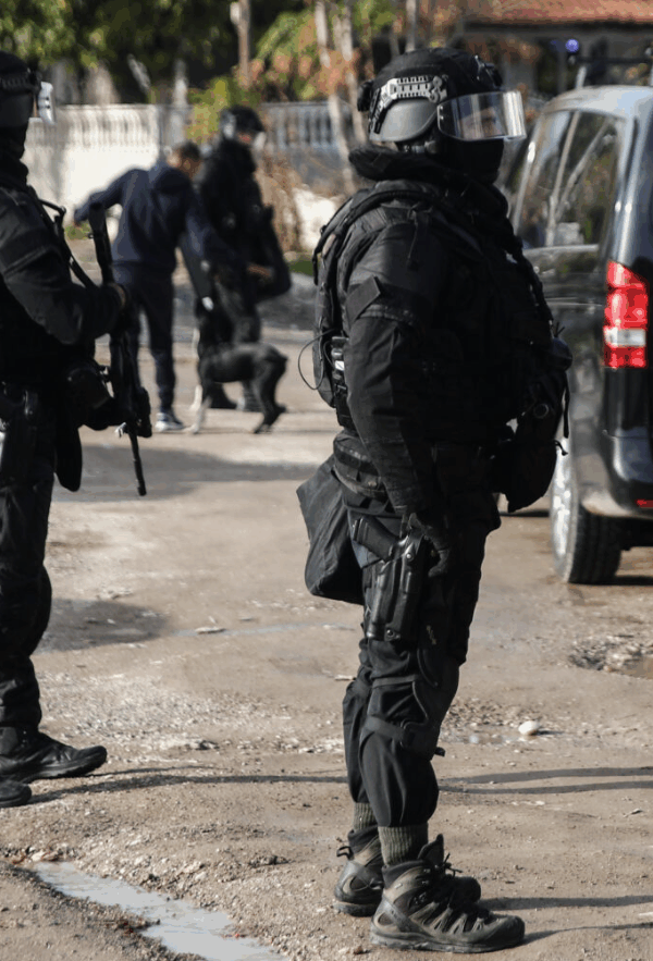 Αστυνομικός ΟΠΚΕ συνελήφθη γιατί έριξε γροθιά σε 13χρονο που έπαιζε έξω από το σχολείο