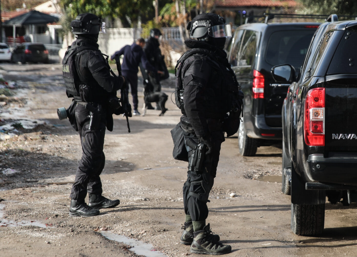 Αστυνομικός ΟΠΚΕ συνελήφθη γιατί έριξε γροθιά σε 13χρονο που έπαιζε έξω από το σχολείο