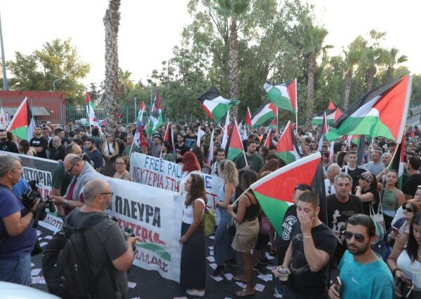 Μπλόκο στο «Crown Iris» στον Πειραιά – Διαμαρτυρία ναυτεργατών κατά της ισραηλινής στρατιωτικής δράσης