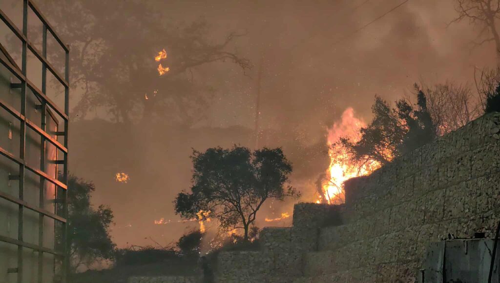 Πύρινη κόλαση στην Αχαΐα – Τρία μέτωπα γύρω…