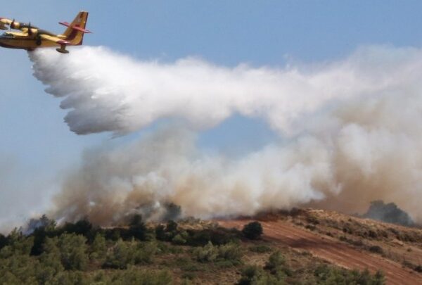 Σε ύφεση οι πυρκαγιές στην Κερατέα Αττικής και το Χελιδόνι Ηλείας μετά την ολονύχτια μάχη