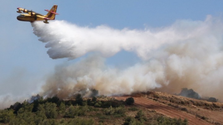 Σε ύφεση οι πυρκαγιές στην Κερατέα Αττικής και το Χελιδόνι Ηλείας μετά την ολονύχτια μάχη