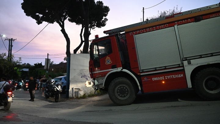 Βελτιωμένη εικόνα στα μέτωπα των πυρκαγιών – Συνεχίζεται η μάχη σε Αχαΐα και Χίο