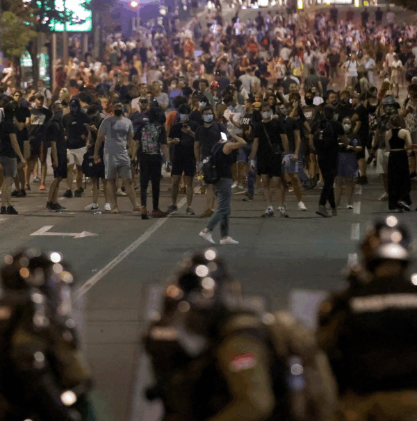 Σερβία: Μαζικές διαδηλώσεις κατά της κυβέρνησης – Καταγγελίες για αστυνομική βία και δεκάδες τραυματίες