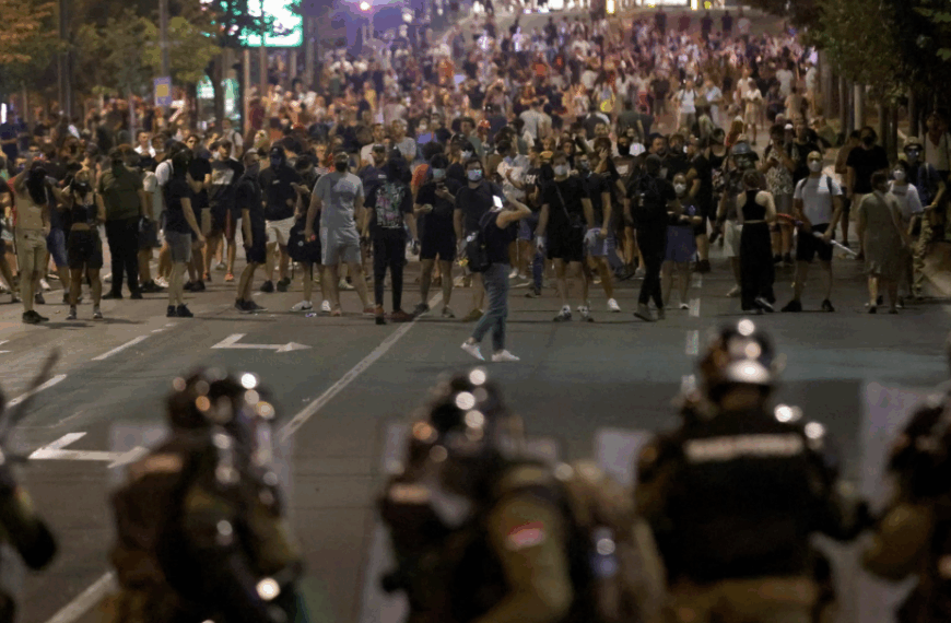 Σερβία: Μαζικές διαδηλώσεις κατά της κυβέρνησης – Καταγγελίες για αστυνομική βία και&hellip;