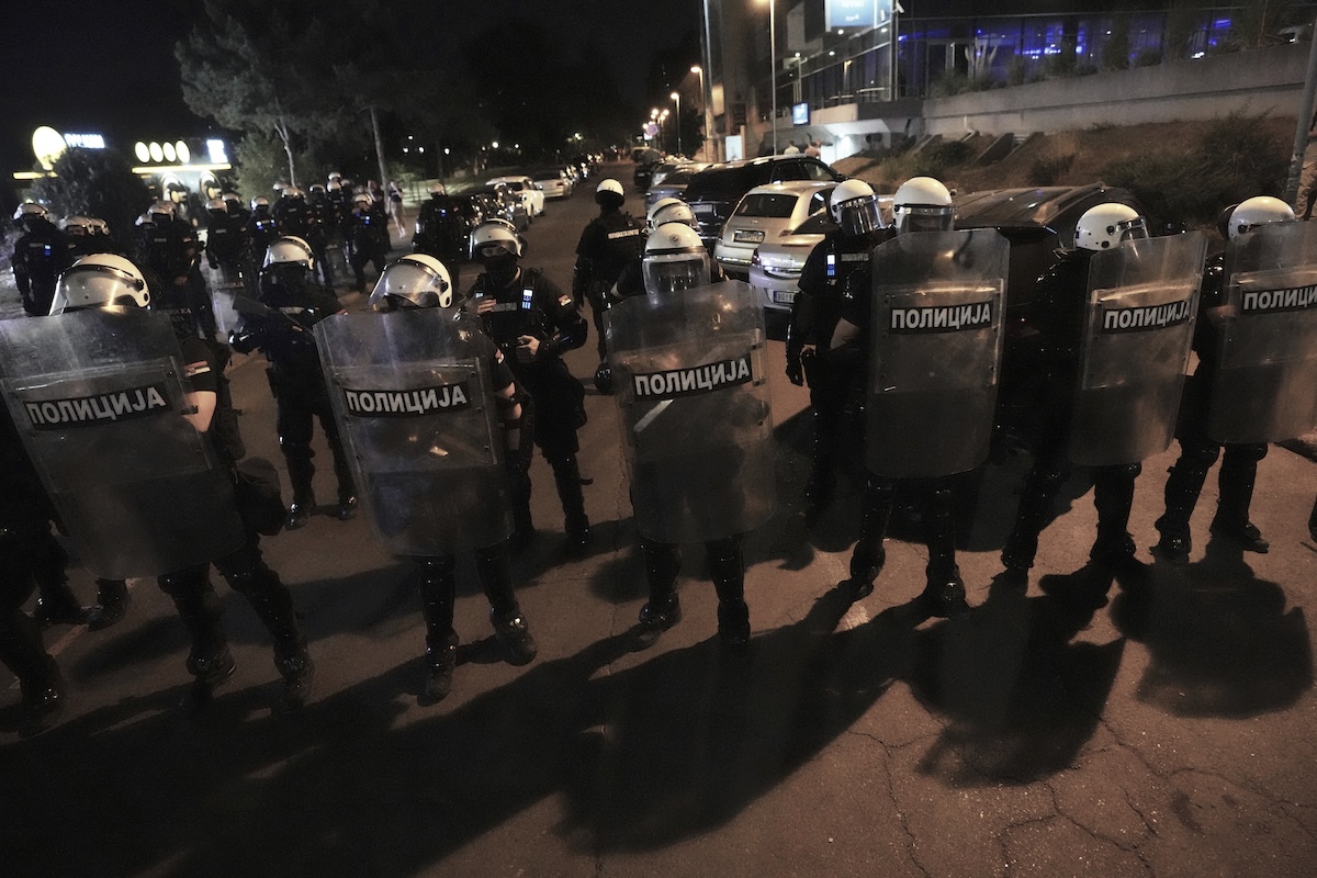 Κλιμακώνεται η κρίση στη Σερβία: Πέμπτη νύχτα διαδηλώσεων με βία και φωτιές