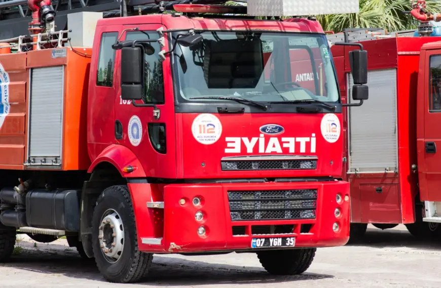 Φωτιά στα Δαρδανέλλια: Εκκενώσεις, διακοπή ναυσιπλοΐας και απειλή για κατοικίες