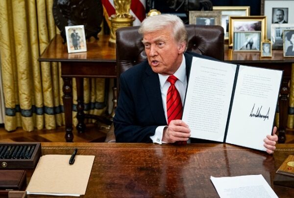 Δασμολογικός τυφώνας Τραμπ: Επιπρόσθετοι φόροι σε δεκάδες χώρες – Στο στόχαστρο Καναδάς και Ε.Ε.