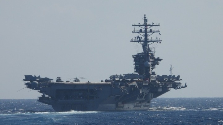 Κατάρριψη ιρανικού drone κοντά σε αμερικανικό αεροπλανοφόρο – Κλιμακώνεται η ένταση στην Αραβική Θάλασσα και τα Στενά του Ορμούζ