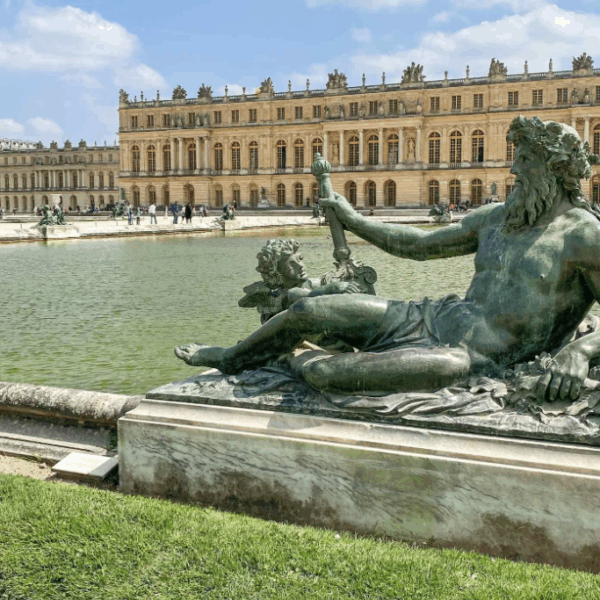 «Κάποιο άγαλμα που μ’ είδε…»: Πιάνοντας κουβέντα με τα αγάλματα στο Παλάτι&hellip;