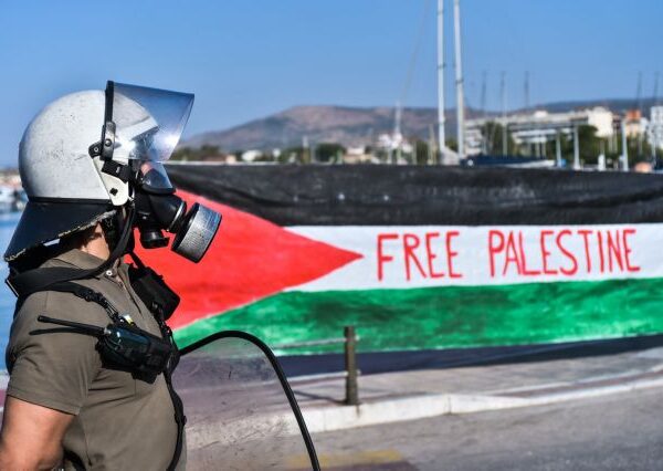 Χειροβομβίδες κρότου-λάμψης κατά διαδηλωτών στο λιμάνι του Βόλου