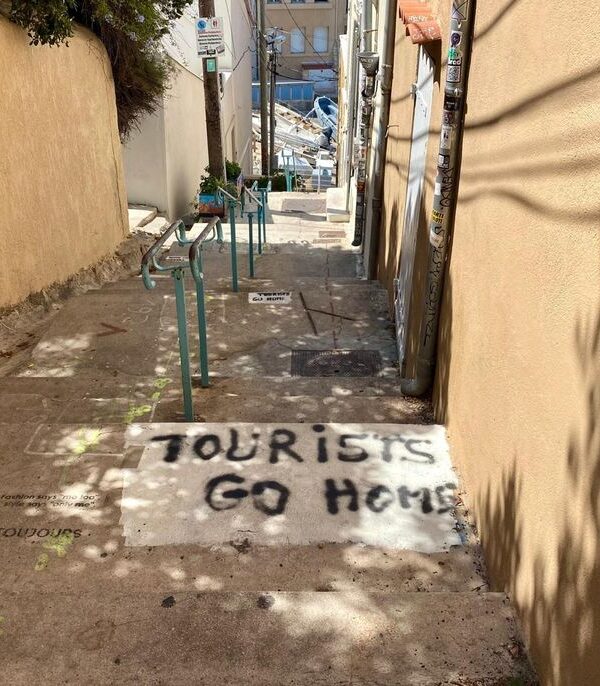 «Τουρίστα, γύρνα σπίτι σου!»
