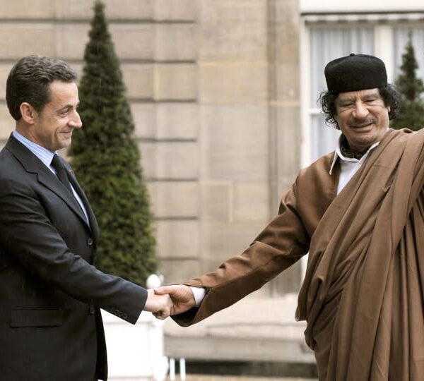 Καταδίκη Νικολά Σαρκοζί: «Εσύ στο χώμα κι εγώ στη φυλακή» – Η άνοδος και η πτώση «λαοφιλών» ηγετών