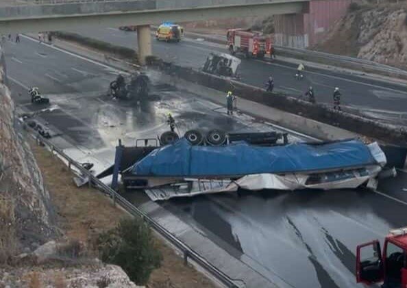 Σοβαρό τροχαίο με ανατροπή και φωτιά σε νταλίκα – Κλειστή η Εθνική Οδός&hellip;