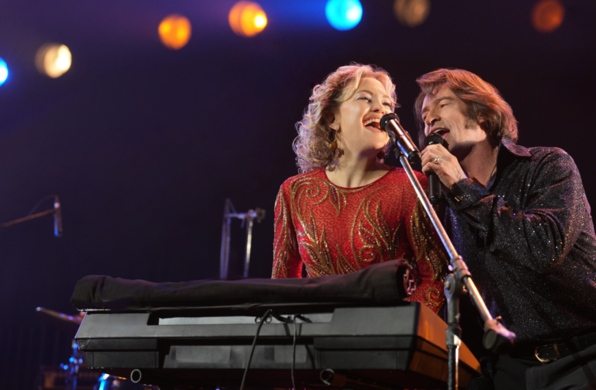 «Song Sung Blue»: Ο Χιου Τζάκμαν, η Κέιτ Χάντσον και η ακαταμάχητη γοητεία μιας… tribute band (video)