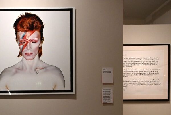 Το εμβληματικό εξώφυλλο του «Aladdin Sane» του Ντέιβιντ Μπόουι μπορεί να σπάσει&hellip;