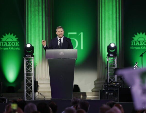 ΠΑΣΟΚ: 51 χρόνια ιστορίας, κάλεσμα Ανδρουλάκη για πολιτική αλλαγή και «ηθική επανάσταση»