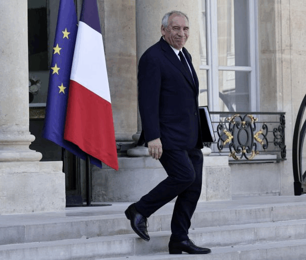 Πολιτική θύελλα στη Γαλλία: Η κυβέρνηση Μπαϊρού καταρρέει, ο Μακρόν μπροστά σε κρίσιμες αποφάσεις