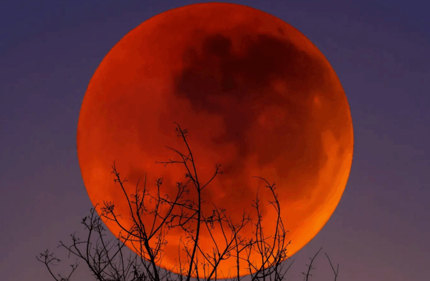 Το «Ματωμένο Φεγγάρι» φωτίζει τον Σεπτέμβριο: Η τελευταία ολική σεληνιακή έκλειψη του 2025