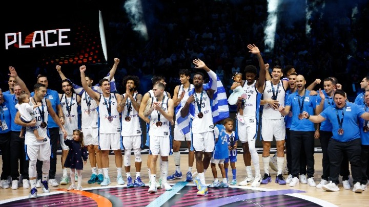 Eurobasket 2025: Η Ελλάδα το χάλκινο – Οι φίλαθλοι το… έμφραγμα!