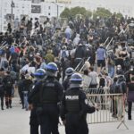 Γαλλία: Οργή λαού κατά Μακρόν, μεγάλες διαδηλώσεις – «Μπλοκάρουμε τα πάντα»