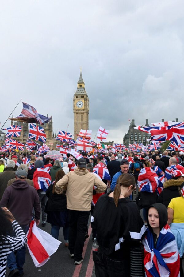 Μαζική πορεία ακροδεξιών στο Λονδίνο – Ισχυρή αντιφασιστική κινητοποίηση